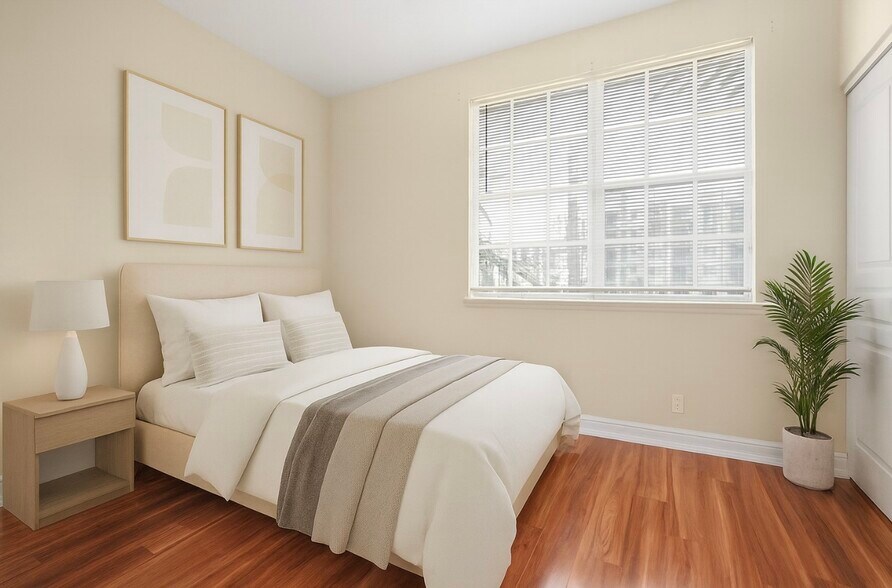 Building Photo - 438 NE 2nd Ave