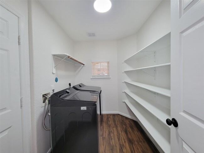 Building Photo - 21123 Amber Crossing Dr