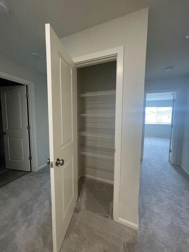 Building Photo - 4 bedrooms + BONUS ROOM And 2.5 baths Tumw...