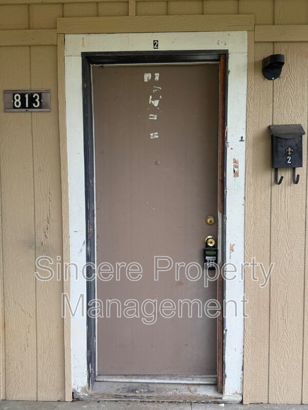 Building Photo - 813 N University St