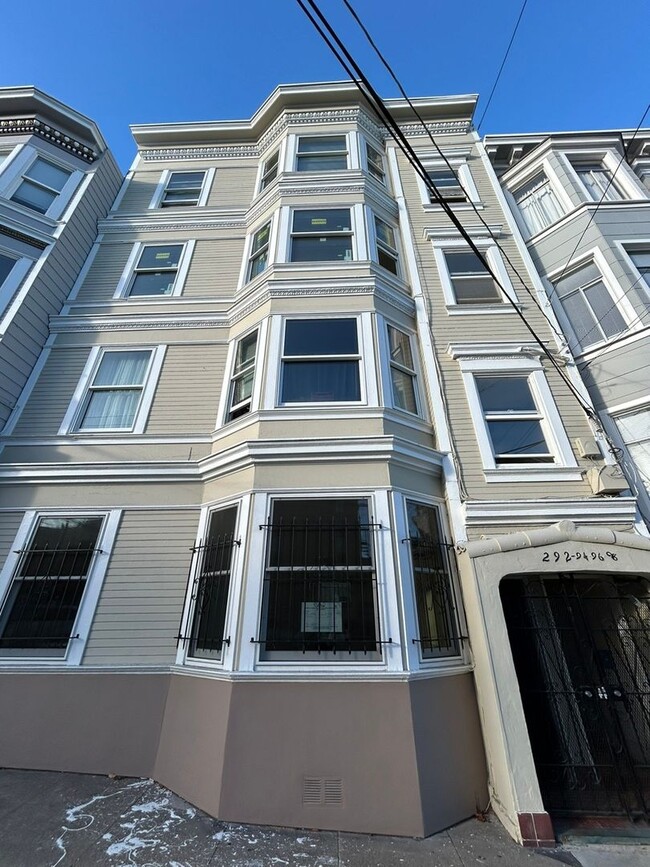 Building Photo - Two Bedroom Available Now in Noe Valley!!