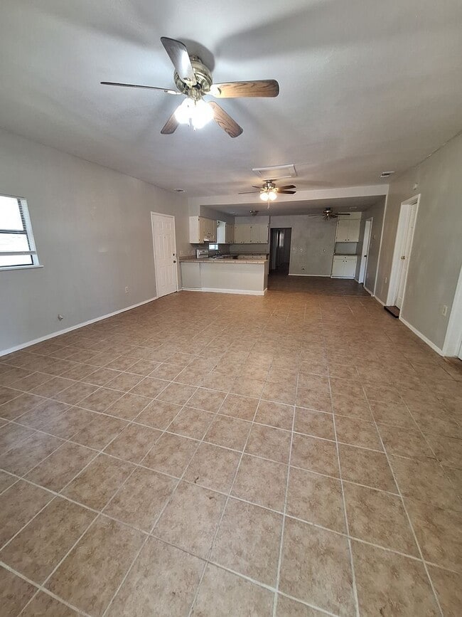 Building Photo - 4 Bedroom, 2 Bath in Clyde!