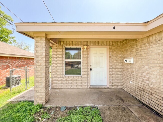 Building Photo - 418 W Green Ave