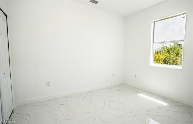 Building Photo - 2425 Mansfield Ave S