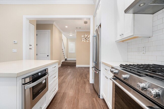 Building Photo - Beautiful Custom Townhouse In Desirable Wa...
