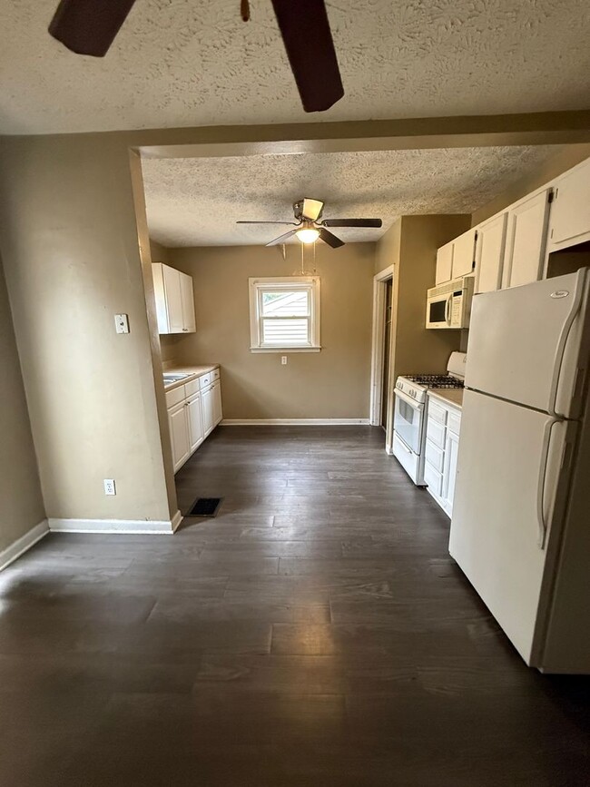 Building Photo - 3 bedroom 1 bath $1300