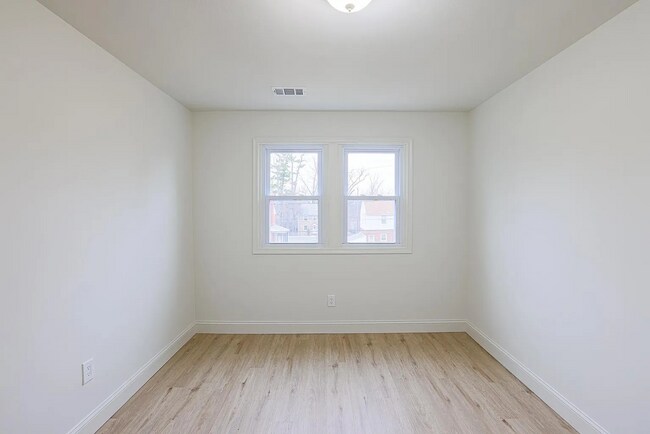 Building Photo - Beautiful 3 Bedroom 1.5 bath Move-In Ready!
