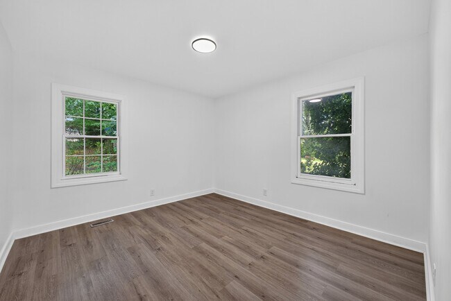 Building Photo - 2027 Hilburn Dr SE