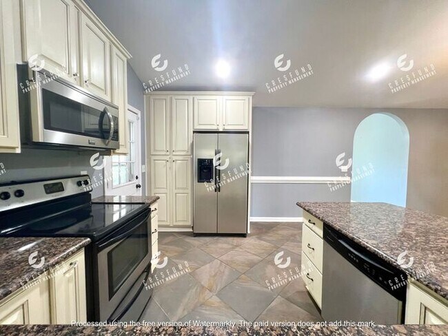 Building Photo - Spacious 3 Bedroom, 2 Bath - AVAILABLE NOW!