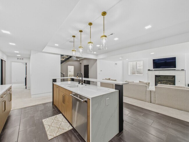 Building Photo - 155 Southmoor Dr