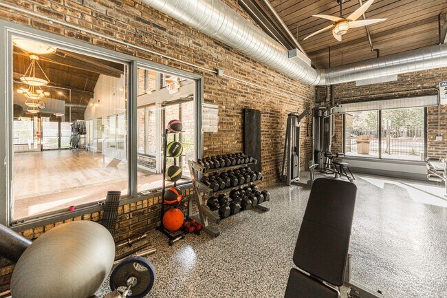 Building Photo - 125 Lakeview Dr