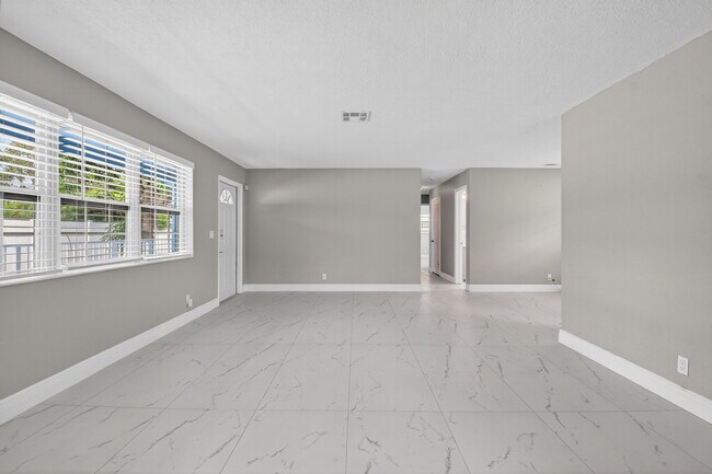 Building Photo - 601 SW 5th Ave