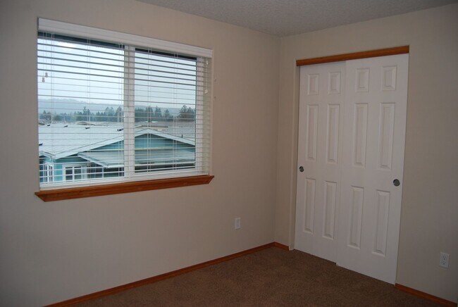 Building Photo - Well Maintained 3 Bedroom 2.5 Bath Newberg OR
