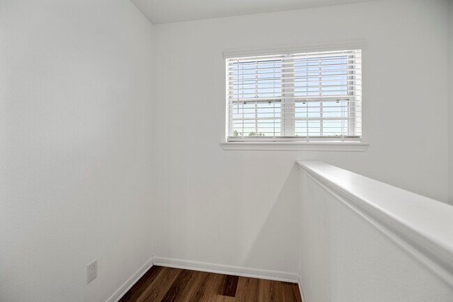 Building Photo - 10477 Pineland Dr