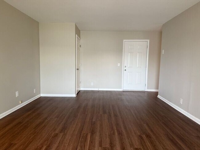 Building Photo - 2 Bedroom Unit was recently renovated. Liv...