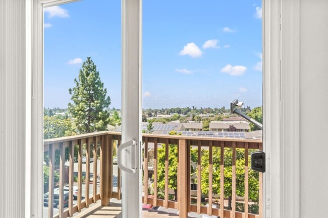 Building Photo - Spacious 2 Bed, 2.5 Bath Townhouse in Gate...