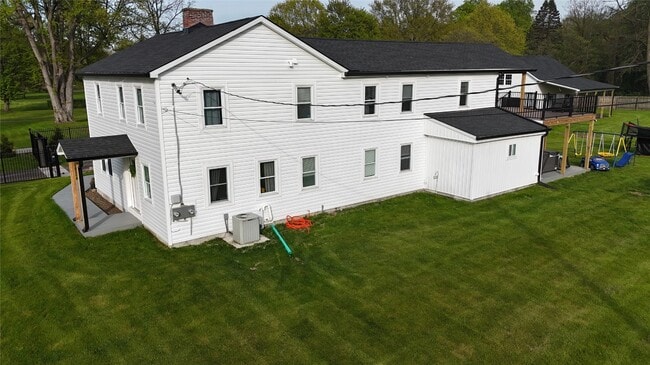 Building Photo - 6615 E Lake Rd