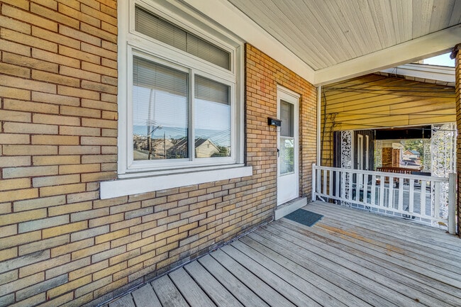 Building Photo - AVAILABLE JUNE 2026 - Traditional 2 Bedroom Home in Mt Washington!