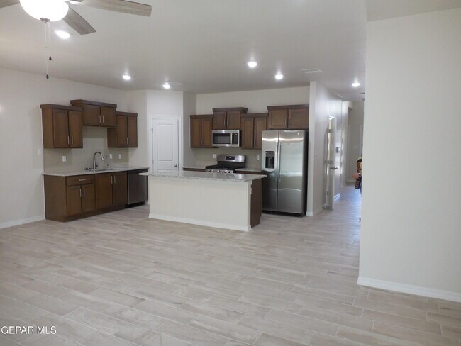 Building Photo - 561 Oakmont