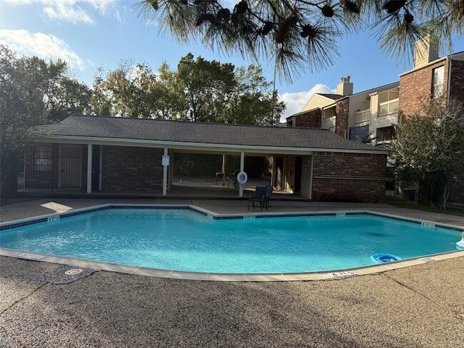 Building Photo - 2501 Gulf Fwy