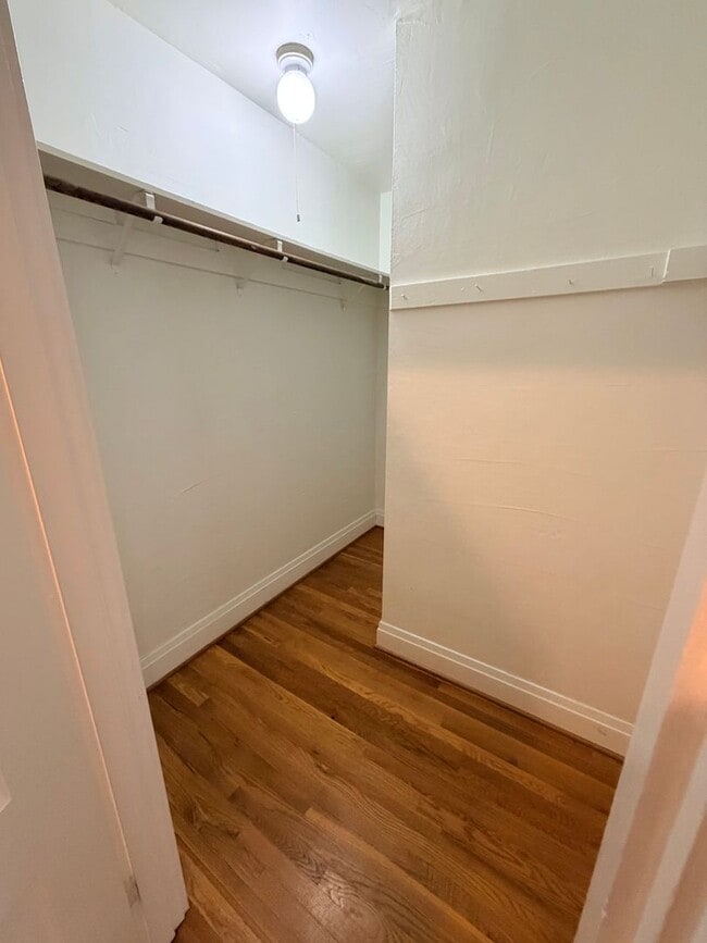 Building Photo - Studio Second Floor Unit Ladd's Addition/Hawthorne District