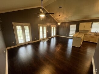 Building Photo - Spacious 3-Bed, 2-Bath Upstairs Unit with ...