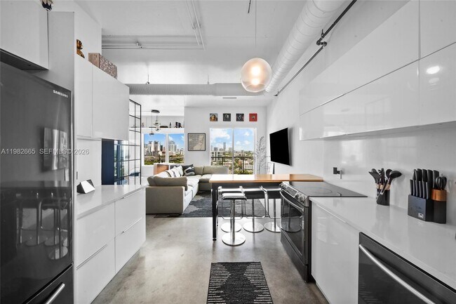 Building Photo - 10 SW South River Dr