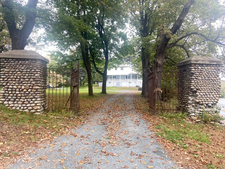 Building Photo - 10 Seneca Rd