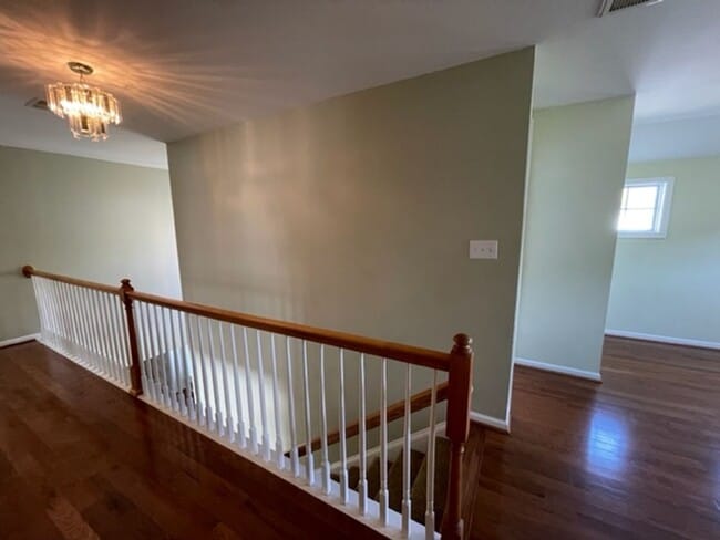 Building Photo - Amazing Hillsborough Home!