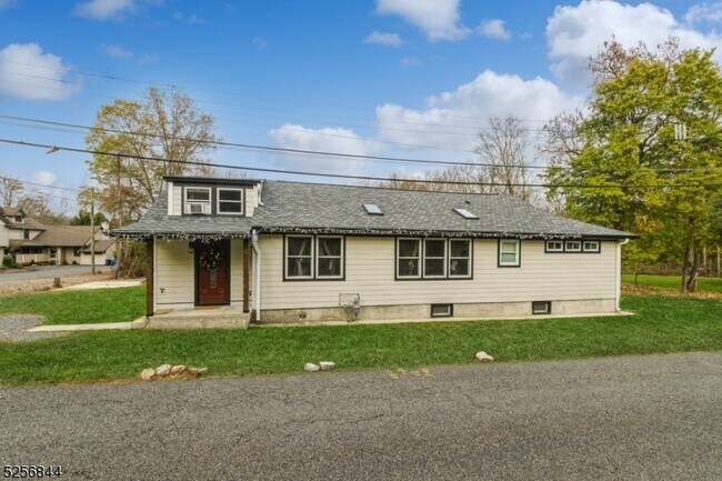 Primary Photo - 48 Bellows Ln