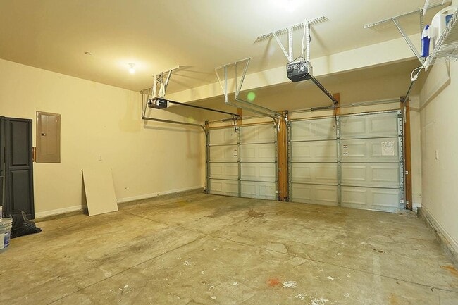 Building Photo - Family friendly home in highly sought afte...