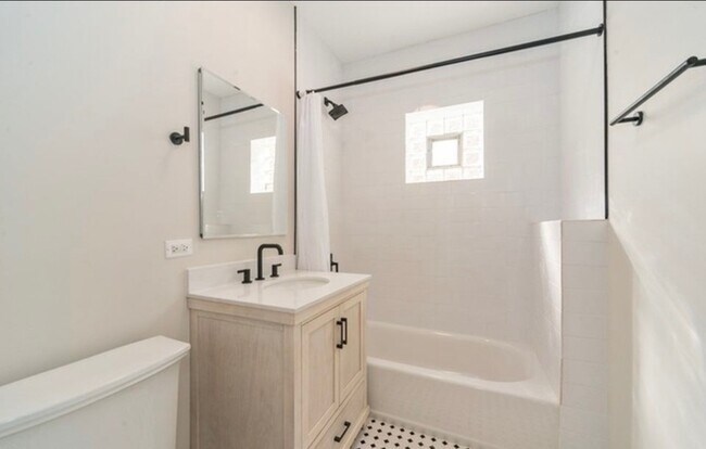 Building Photo - 4143 N McVicker Ave