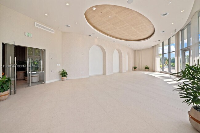 Building Photo - 700 NE 24th St