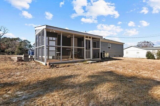 Building Photo - Newly Remodeled Hubert Home