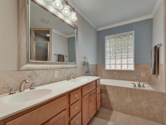 Building Photo - 610 W North Loop Blvd