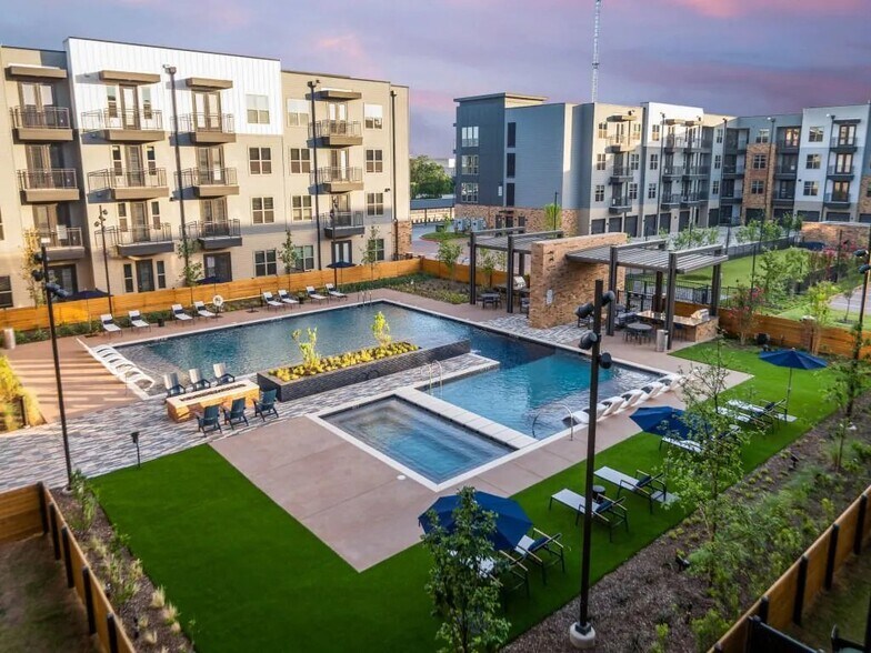 Building Photo - 8001 N Stemmons Fwy