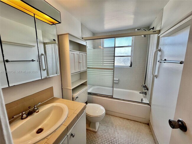 Building Photo - 1425 Arthur St