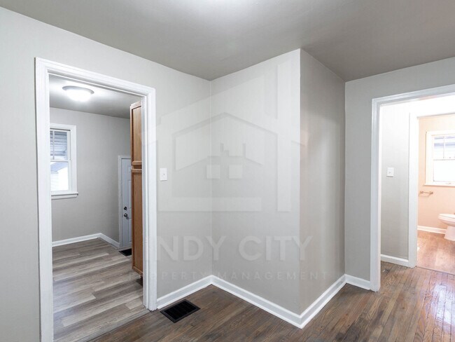 Building Photo - 610 S Sherman Dr
