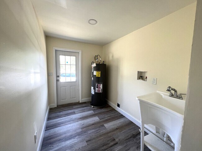 Building Photo - FIRST MONTHS RENT FREE!!! 5 ACRES OF PARAD...