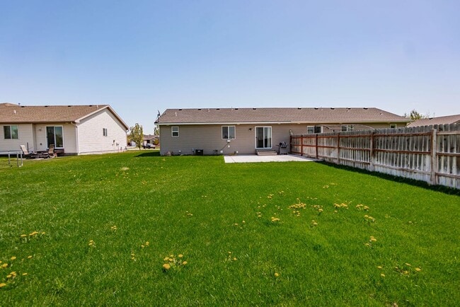 Building Photo - Charming 3-Bedroom Home with Garage on a S...