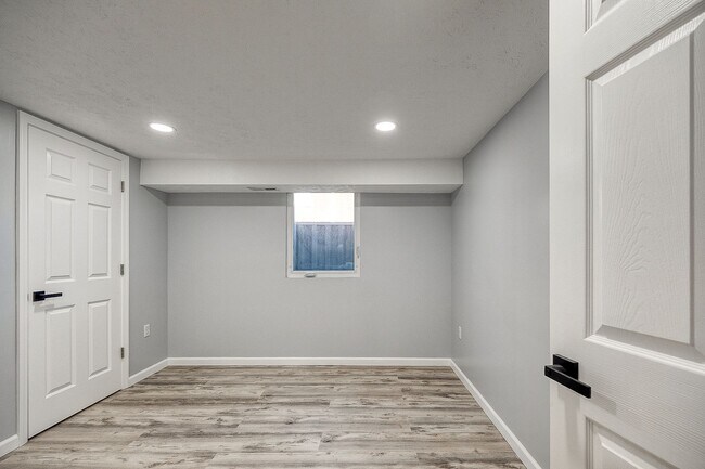 Building Photo - Grand Ave Duplex