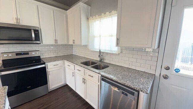 Building Photo - GORGEOUS 3-bedroom 2-bathroom home in Prairie Ridge! Half Off 1st Month's Rent!!