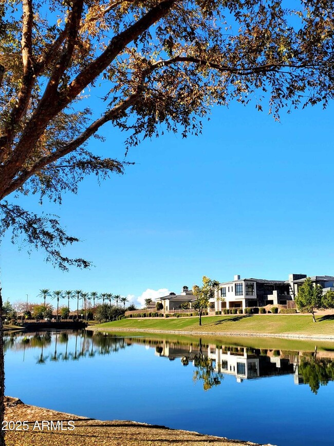 Building Photo - 702 W San Carlos Way