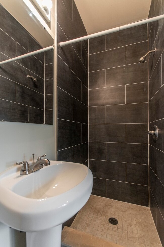 Building Photo - 1614 N Sydenham St