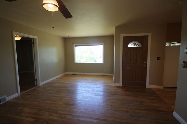 Building Photo - 3 Bedroom One Level with 2 Car Garage