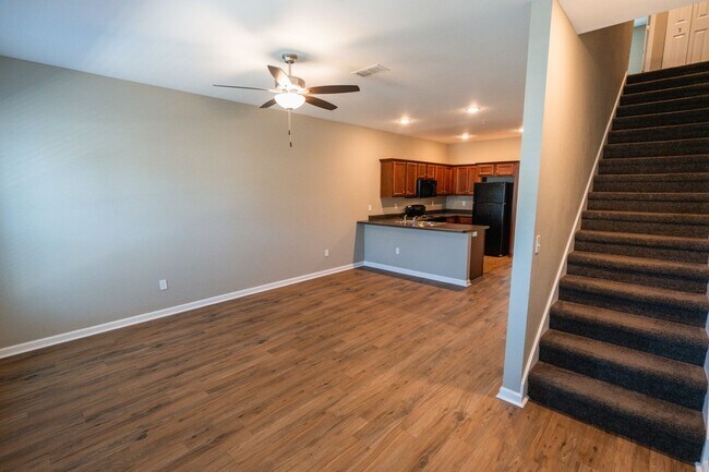 Building Photo - Beautiful 3 Bedroom 3 Bath