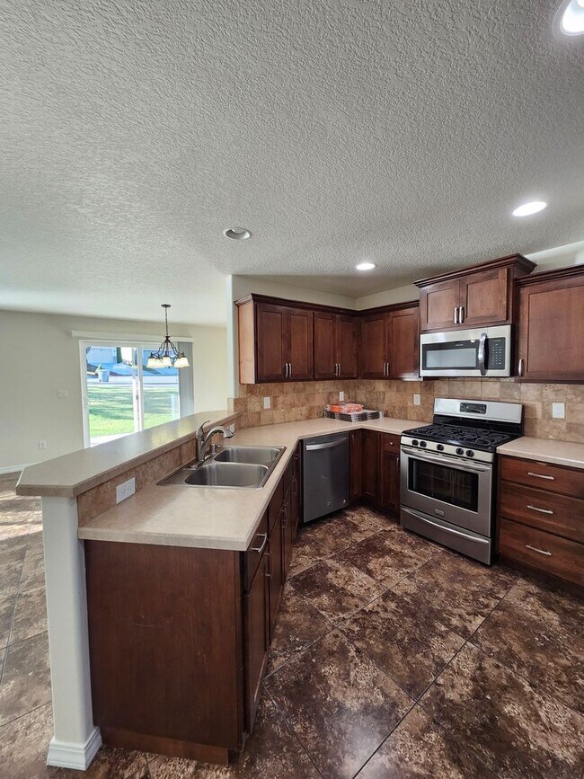 Building Photo - $700 Move-in Special! Beautiful South Richland 3 bed, 2.5 ba + Bonus Room