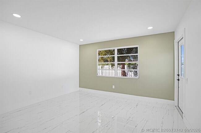 Building Photo - 1437 SW 1st Ave