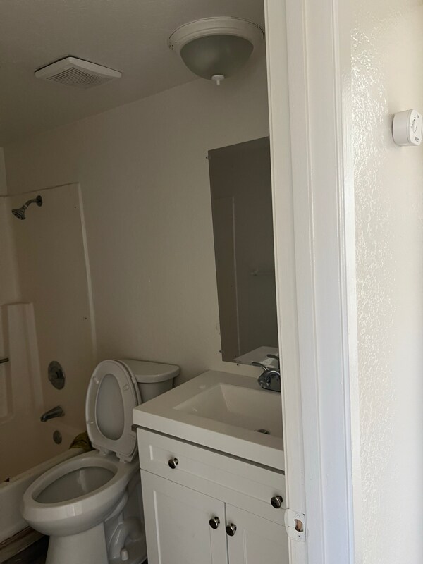 Building Photo - 43711 Challenger Way