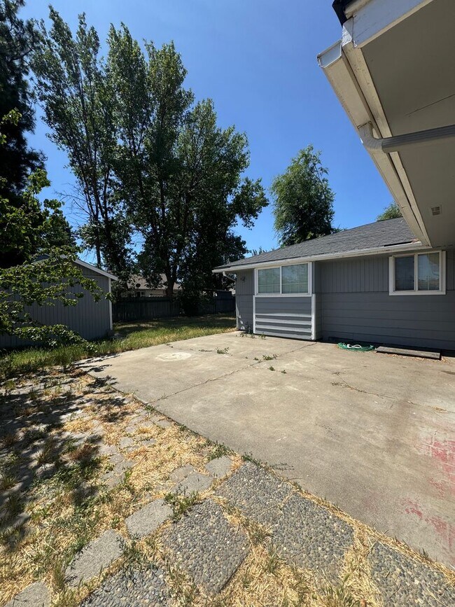 Building Photo - Spacious 4 Bed, 3 Bath House for Rent